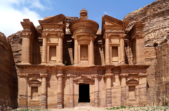 Das Kloster, früher vermutlich auch ein Grabmal.