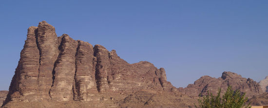 Die sieben Säulen der Weisheit, wie Lawrence von Arabien sie genannt hat.
Der blaue Wüstenhimmel wirkt fast unwirklich.