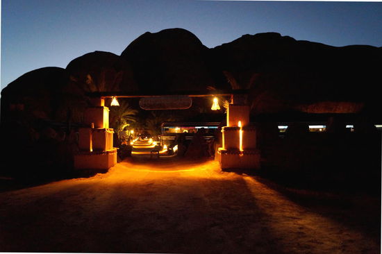 ...und der Eingang des Camps.