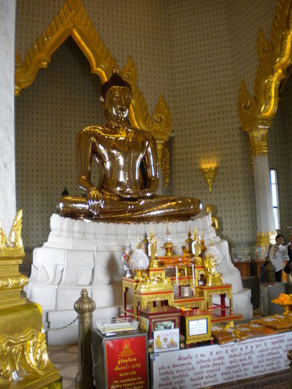 Goldener! Buddah in meditierender Haltung