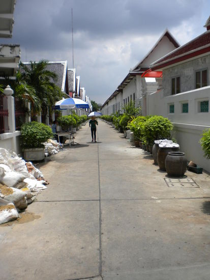 Seiteneingang Wat Poh, der Posten unter dem Sonnenschirm links hat uns zwar etwas misstrauisch angesehen aber nichts gesagt. Hier leben die Moenche.