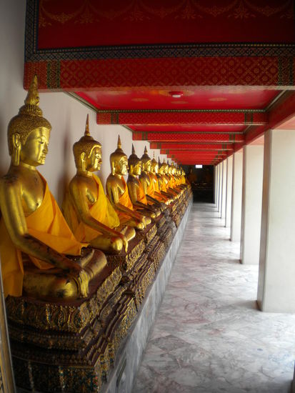 Jede Menge Buddahs ueberall, hier wieder in Meditations Haltung.