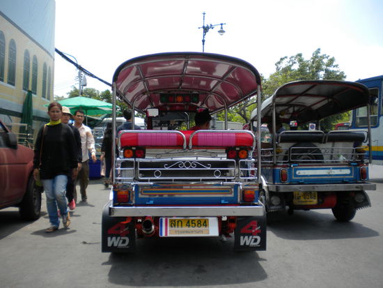 4WD ... ich weiss nicht wie, scheint aber eine Meisterleistung Thail. Ingenieurskunst zu sein 