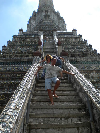 Von unten sieht es nicht so steil aus, man erkennt aber die sehr hohen Stufen.