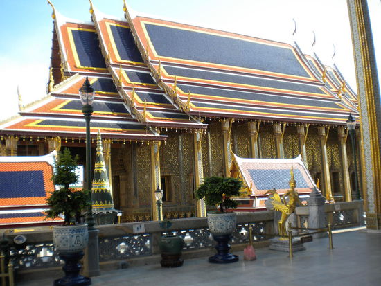 Wat Phra Si Rattana Sadsadaram, auch Wat Phra Kaeo genannt.
Hier wohnt der :
