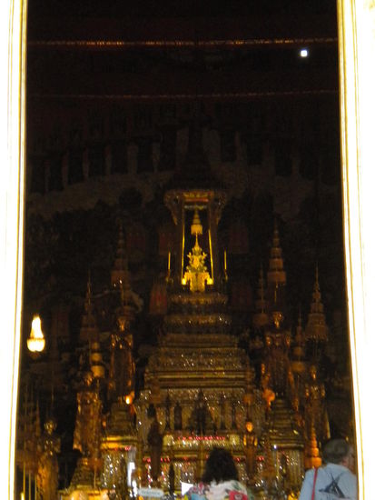 Smaragd-Buddah, drinnen darf man nicht fotografieren, deshalb durch den Eingang aufgenommen.