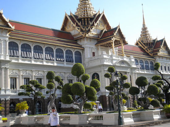 Palast mit Kolionalistischem Unterbau und Thai Daechern, schoener Stilmix, man beachte die akkurat gestutzten Baume.