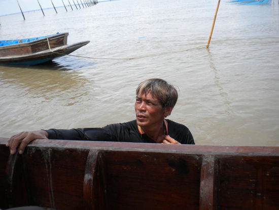 Dieser Fischer erzaehlt uns etwas ueber sein Geschaeft, ein sehr netter und entspannter Mann.