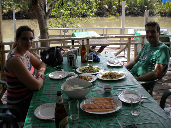 4 Gaenge Menue thaitypisch alles zusammen auf dem Tisch, jeder nimmt sich was er gerne probieren moechte, es fehlen noch Tom Ka Gai und geroestete Fische mit Krabbenpaste. Ein schoenes Chang darf auch nicht fehlen.