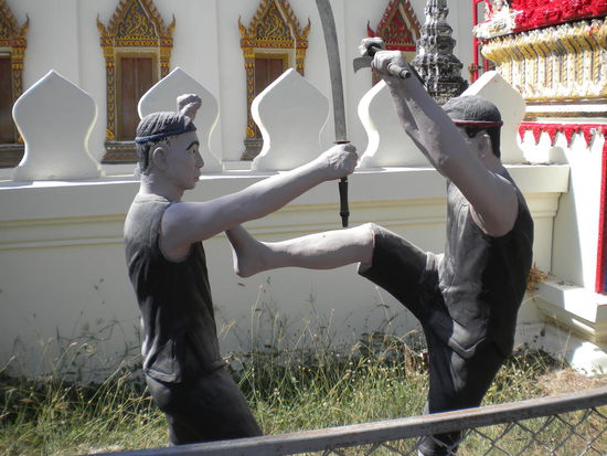 Es wird auch mit Schwertern ...