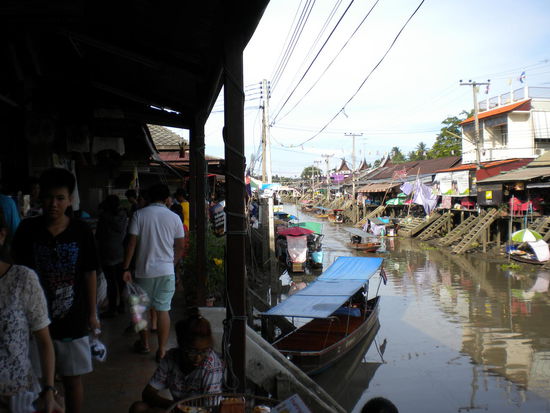 Links und rechts vom Klog Markt, leider mit niedrigem Wasserstand.