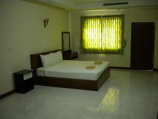 Mein Zimmer, Erdgeschoss, einmal ueber den Balkon und ich stehe an ....