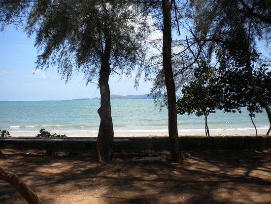 ...am Suan Son Beach. Hier kann man nicht schwimmen, weil es gefaehrliche Stroemungen gibt.