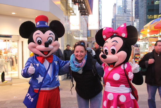 Für ein paar Dollar Trinkgeld kann man mit allen berühmten Comicfiguren Fotos machen rund um den Times Square.