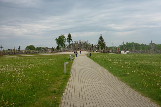 Berg der Kreuze in unbewohnter Landschaft.
Seit der Zarenzeit hinterlassen Pilger hier Holzkreuze, keiner kennt die Anzahl ...