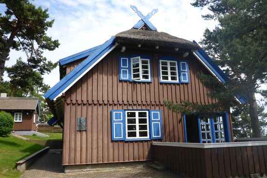 Sommerhaus in Nida von Thomas Mann mit den regional typisch gekreuzten Pferdeköpfen auf dem Giebel