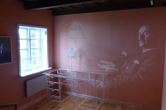 Das Arbeitszimmer des Nobelpreisträgers, das Fenster zeigt zum Kurischen Haff; hier arbeitete er in den Sommern der Jahre 1930-1932 am Roman "Joseph und seine Söhne"