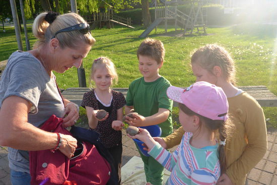 Kinder "verkaufen" Steine