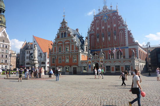 Das Schwarzhäupterhaus, im 14. Jh. erbaut, gehörte der Gilde der unverheirateten Kaufleute, im Zweiten Weltkrieg völlig zerstört, 1999 originalgetreu wieder errichtet