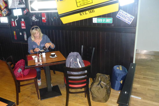 Ein letzter Kaffee vor der Gepäckaufgabe ...