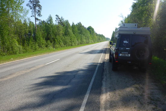 Unterwegs auf einsamen Straßen im Nordosten von Lettland, Richtung russischer Grenze