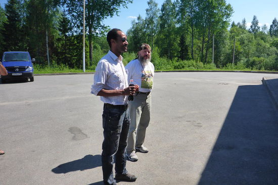 Nach erfolgreicher Passage der estnisch-russischen Grenze werden wir von Sergej (rechts von Arthur, einer unserer Tourguides) begrüßt. Die Grenzkontrollen liefen zügig und korrekt ab, mein Fahrzeug wurde von zwei russischen Grenzbeamten unabhängig voneinander inspiziert, die Ausstattung des HZJ 78 interessierte sie und schien ihnen zu gefallen. Die Kontrollen bei der Ausreise an der estnischen Grenze der EU  dauerten genauso lange wie die bei der Einreise an der russischen, jeweils etwa 1,5 Stunden. Jetzt bewegen wir uns außerhalb des Schengenraums, zunächst noch bis zum Ural in Europa.
Grenzübergang 24.5.2014 11.30 - 14.30, Tag 10; 2516 km