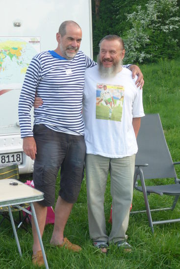 Sergej stammt aus Murmansk und diente in der russischen Eismeerflotte, zuletzt im Rang eines Majors. Das T-Shirt tragen dort die Matrosen, er schenkt es mir nachträglich zum Geburtstag, finde ich sehr nett von ihm. Wir haben meinen Geburtstag zusammen nachgefeiert, mit Pfälzer Wein und russischem Wodka ...