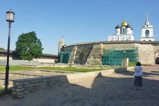 Der Kreml von Pskov.
Kreml bedeutet etwa Zitadelle. Jede russische Stadt hat einen Kreml.
Er beherbergt das politische und das religiöse Zentrum.
Der Kreml von Pskov ist durch mehrere massive Wehrmauern so gut geschützt, dass er in der über tausendjährigen Geschichte von Pskov kein einziges Mal erobert werden konnte.
