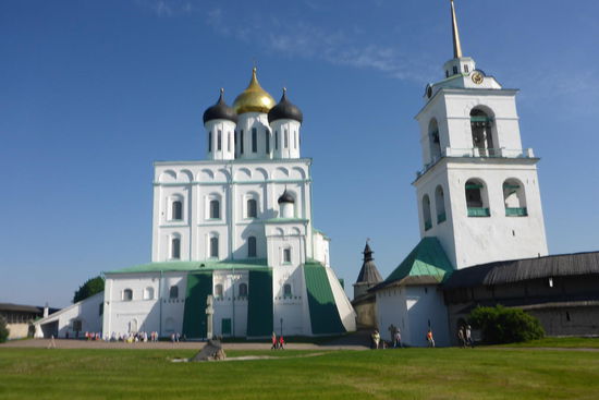 Die Dreifaltigkeitskirche hat wie alle orthodoxen Kirchen in Russland keine Bestuhlung, die Gläubigen stehen während der mehrere Stunden dauernden Messen, lediglich für die Ältesten sind Sitzmöglichkeiten an den Seitenwänden vorgesehen.
Während unseres Besuchs in der Kirche wird die Sonntagsmesse gefeiert.
Wir sehen Gläubige in tiefer Andacht, die sich häufig bekreuzigen und stumm die Lippen bewegen. Es dominieren liturgische Gesänge im Dialog zwischen dem Priester und einem Frauenchor mit Stimmen zum Niederknien;
das ist so ergreifend, daß ich mir wie ein Störenfried vorkomme und mich in der Ecke der Kirche klein mache.
Selbstverständlich darf in Kirchen grundsätzlich nicht fotographiert werden.