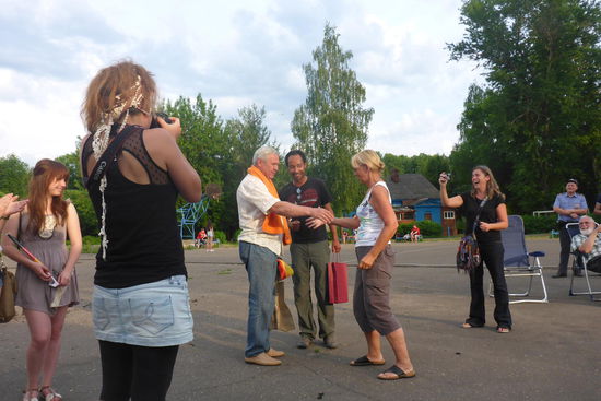 Der Bürgermeister begrüßt uns herzlich und hat Polizeischutz für die Nacht organisiert. Er bekommt ein "badisches Tröpfle" und einen Oranje-Schal