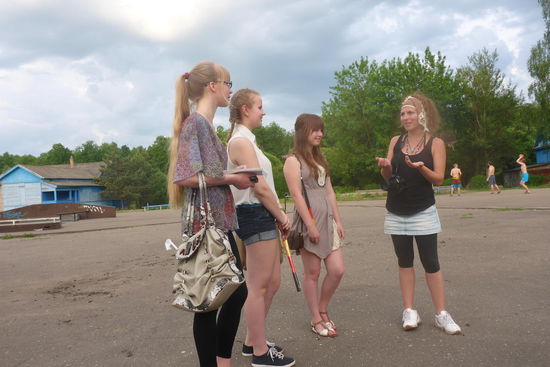 Drei Schülerinnen begleiten ihn, sie sind 14, 15 und 16 Jahre alt; sie lernen deutsch in der Schule und interessieren sich für uns und unsere Reise. 
In Russland wird die Hochschulreife mit 17 Jahren erreicht, sie möchten studieren, am liebsten in Sankt Petersburg, was allerdings sehr teuer ist und einen sehr guten Schuabschluß voraussetzt. Sie stellen viele Fragen, die wir gerne beantworten