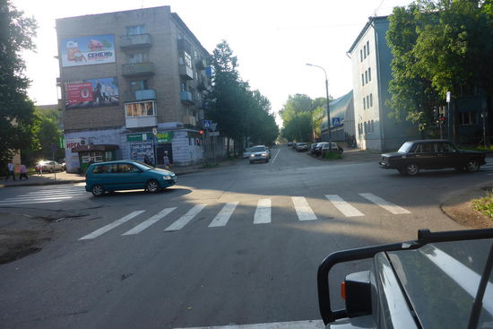 An einer Straßenkreuzung in Welikiye Luki