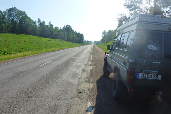 Auf der schnurgeraden und gut ausgebauten M9 nach Moskau, die Straße hat auf einer Länge von gut 400 km gefühlte fünf Kurven; der Vorteil, wenn das ganze Land dem Staat gehört und individuelle Ansprüche keine Rolle spielen