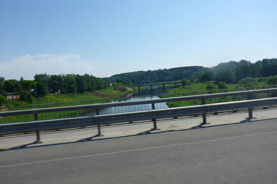 Die Landschaft ist flach, wasserreich, sumpfig und ...