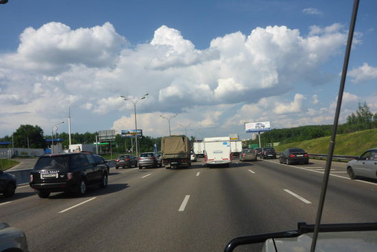 Der Verkehr wird dichter, ein untrügliches Zeichen, daß Moskau näher kommt