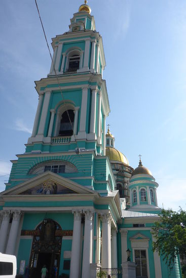 Die Licht-Erscheinungskirche, die erste von uns besuchte Kirche in Moskau.
An drei verschiedenen Altären beten Priester, begleitet von Gläubigen.
Dann wird ein kleiner weißer Sarg herein getragen und links vom Eingang auf einem dort bereitstehenden Gestell plaziert. Der Deckel wird geöffnet, ein Säugling, offensichtlich während oder kurz nach Geburt verstorben,
junge Eltern in tiefer Trauer werden von wenigen Angehörigen begleitet. Ein Priester nähert sich und beginnt mit der Trauerfeier. 
Die in Russland offensichtlich tief verwurzelte Religiosität habe ich nach über 90jährigem kommunistischem Regime mit harter Sanktionierung inbesondere unter Stalin (er ließ Kirchen sprengen oder zu Schwimmbädern u.ä. umfunktionieren) nicht erwartet.
