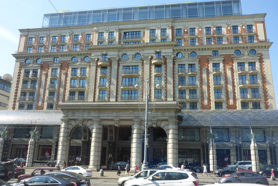 Die meisten Gebäude in der russischen Metropole wurden im 19.Jahrhundert errichtet. Als Napoleon 1812 Moskau angriff, verließen die Bewohner die Stadt und steckten ihre Holzhäuser in Brand.
Dies soll Napoleon zu der Bemerkung veranlaßt haben, "wir haben Moskau verloren und Russland gewonnen"