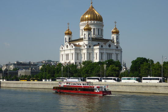 Die Christi-Erlöser-Kathedrale.
Zum Gedenken an den Sieg über Napoleon errichtet (1839-1883), 1931 gesprengt, nach dem Zerfall der Sowjetunion für 300 Millionen Dollar, (Spendengelder!), originalgetreu wieder errichtet; der größte Sakralbau Russlands faßt 10 000 Menschen.