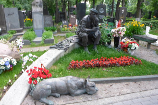 Moskauer Zoodirektor mit Zigarette, Hund und positivem Gesichtsausdruck