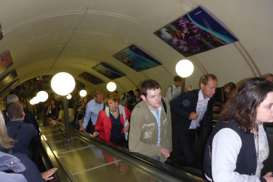 Die Metro, Eröffnung der ersten Linie 1935, aktuelles Schienennetz 3o2 km, befördert täglich neun Millionen Passagiere zuverlässig, pünktlich und billig, ein Ticket kostet 40 Rubel (85 Cent). 
Die Stationen liegen bis zu 75 m unter der Oberfläche, sie wurden im Krieg als Luftschutzräume genutzt, über 200 Kinder erblickten dort das "Licht der Welt" ...