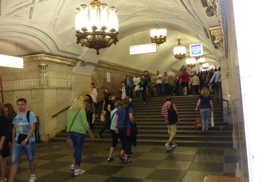 Alles ist blitzsauber, keine Grafitti, kein Vandalismus; erstaunlich bei der Zahl der Passagiere