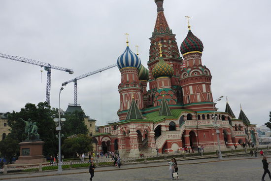 Die Basilius-Kathedrale, auch Mariä-Schutz-Kathedrale, ist mit ihren bemalten Zwiebeltürmen ein Meisterwerk der altrussischen Baukunst. Zar Iwan der Schreckliche ließ das Bauwerk in Erinnerung an die Eroberung der Tataren-Hauptstadt Kasan errichten (1555-61). Der Legende nach war der Zar von der Schönheit der Kathedrale so schrecklich begeistert, daß er die beiden Architekten als kleines Dankeschön blenden ließ, mit dem narzistischen Hintergedanken, damit sie nichts mehr Schöneres schaffen konnten