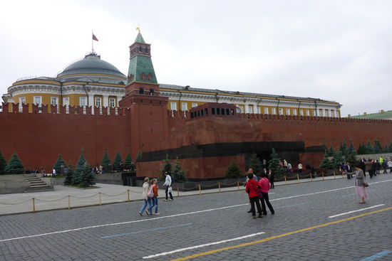 Hinter dem Lenin-Mausoleum der Amtssitz des Präsidenten der russischen Föderation
