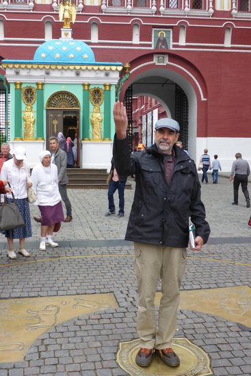 Dieser Punkt vor dem Auferstehungstor ist exakt 700 km von Sankt Petersburg entfernt. Wenn man Geld über seine Schulter nach hinten wirft, kann man sich etwas wünschen, meine Wünsche sind bescheiden: Gesundheit, Reichtum und Glück