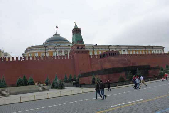 Das Lenin-Mausoleum ist der heiligste Ort des Sowjetkommunismus.
Auf Anordnung seines Nachfolgers Stalin wurde Lenin nach seinem Tod einbalsamiert, das Mausoleum 1930 errichtet. 1953 folgte ihm Stalin ins Mausoleum. Dessen Nachfolger Nikita Chruschtschow "verlegte" ihn drei Jahre später im Rahmen von "Säuberungen" an die Kremlmauer