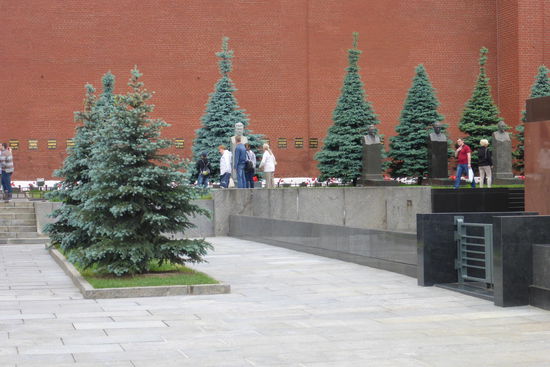 Sie haben es geschafft: Ein Grab an der Kremlmauer, u.a. Breschniew und Gagarin, der einzige Unzufriedene dürfte Stalin sein