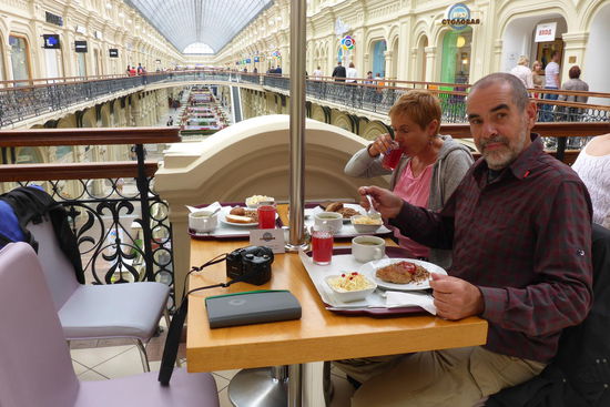 Beim Mittagessen in reizender Begleitung