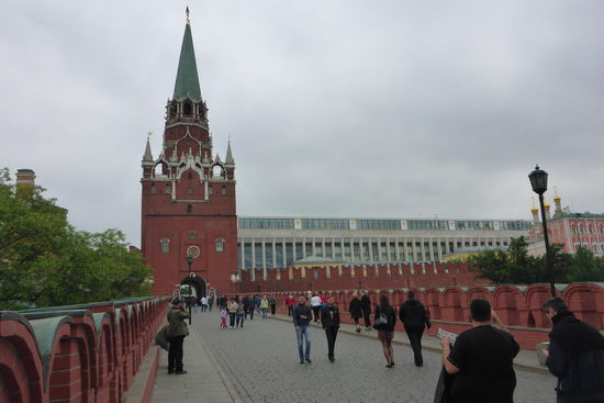 Eingang zum Kreml, nach Passage strenger Sicherheitskontrollen, u.a. sind Rucksäcke nicht erlaubt