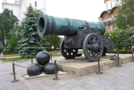 Kanone im Auftrag des Zaren im 16. Jahrhundert erbaut, eine Kugel wiegt eine Tonne. Zarengigantismus: Wie soll geladen werden? Aus ihr fiel kein einziger Schuß