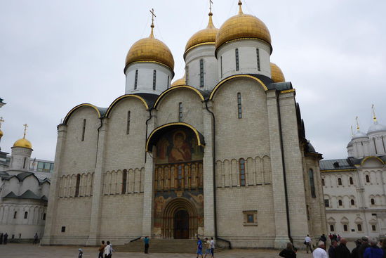 Die Mariä-Entschlafens-Kathdrale, Hauptkirche des Kremls und wichtigstes Bauwerk der russischen Orthodoxie, erbaut 1475-1479 von einem italienischen Architekten. Zar Iwan III. war so begeistert, daß er dem Italiener in guter zarischer Tradition eine Sozialwohnung im Knast organisierte, damit der Arme die Baupläne nicht weitergeben konnte